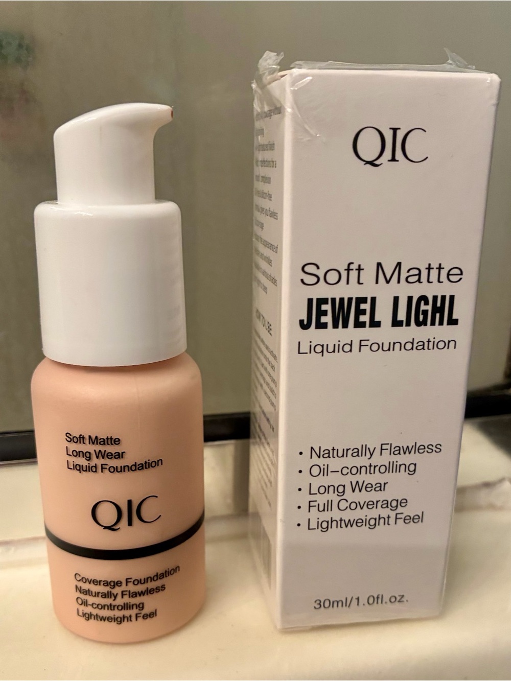 Qi Soft Matte Liquid Foundation — Light Beige (Jewel Light) #101